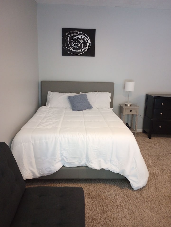 غرفة النوم الرئيسية. تحتوي على سريرين كبيرين.