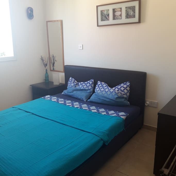 sleeping room with kingsize bed