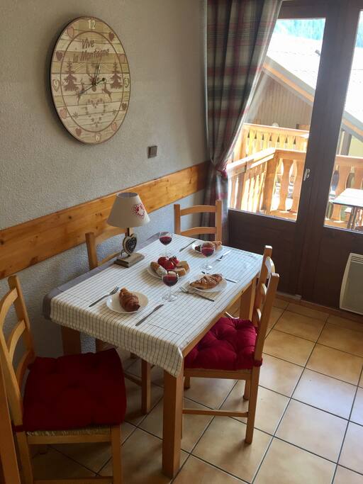 Table with loads of space for feasting!