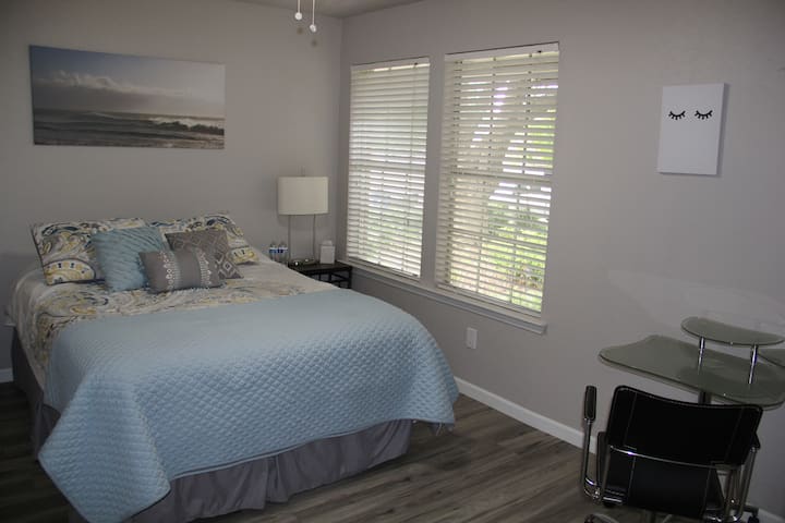 Chambre queen size avec espace de travail