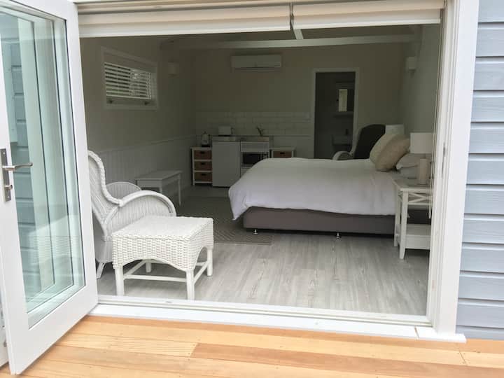 מיטת קווין סייז, שולחנות צד, שני כיסאות מקלות והדום, האנגר מעילים, ריהוט גן במידת הצורך.