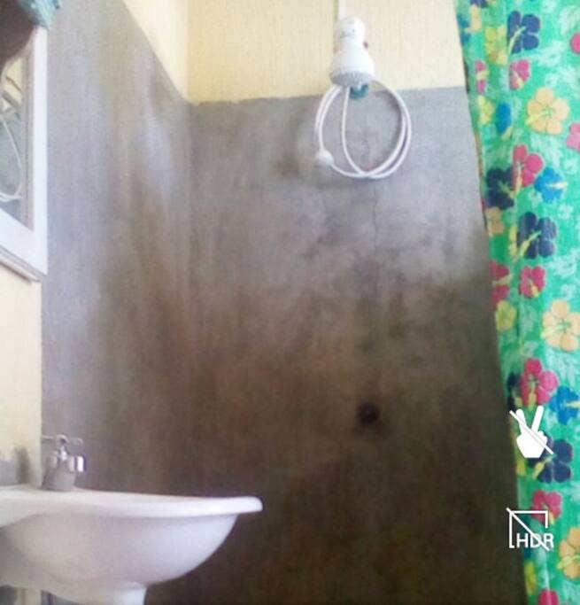 El baño cuenta con agua caliente si lo deseas.