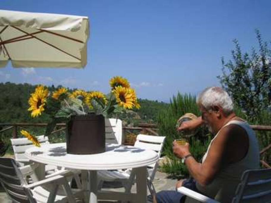 Terrazza privata dell'appartamento IL NOCIO e mio padre.