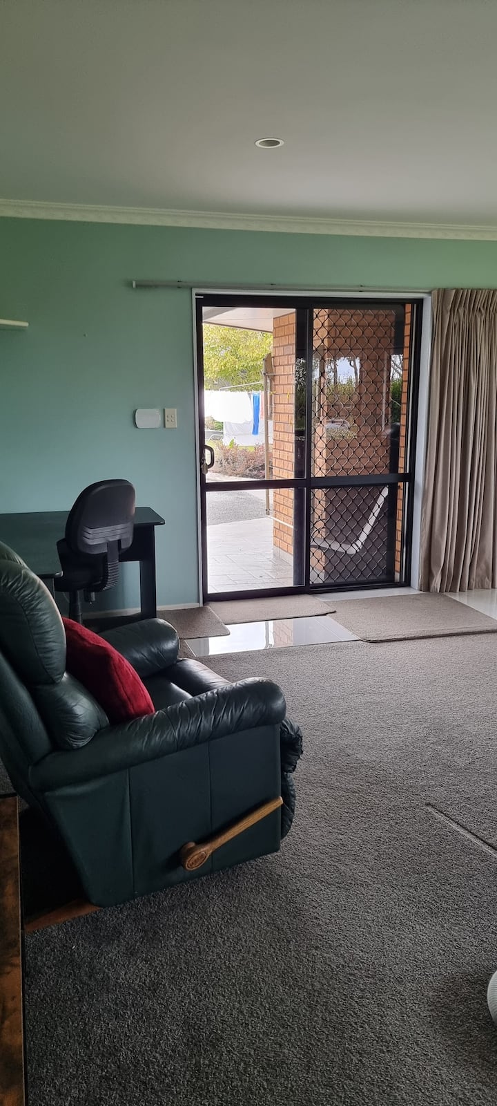 Escritorio de trabajo en el área de comedor