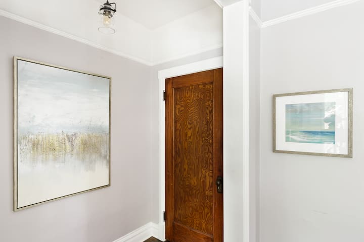 Contemporary Apartment Near Wrigley Field w/ Yard gallery image 3