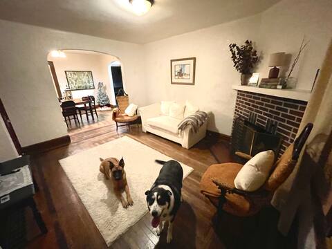 Cozy, private home! Walk downtown. PETS welcome!