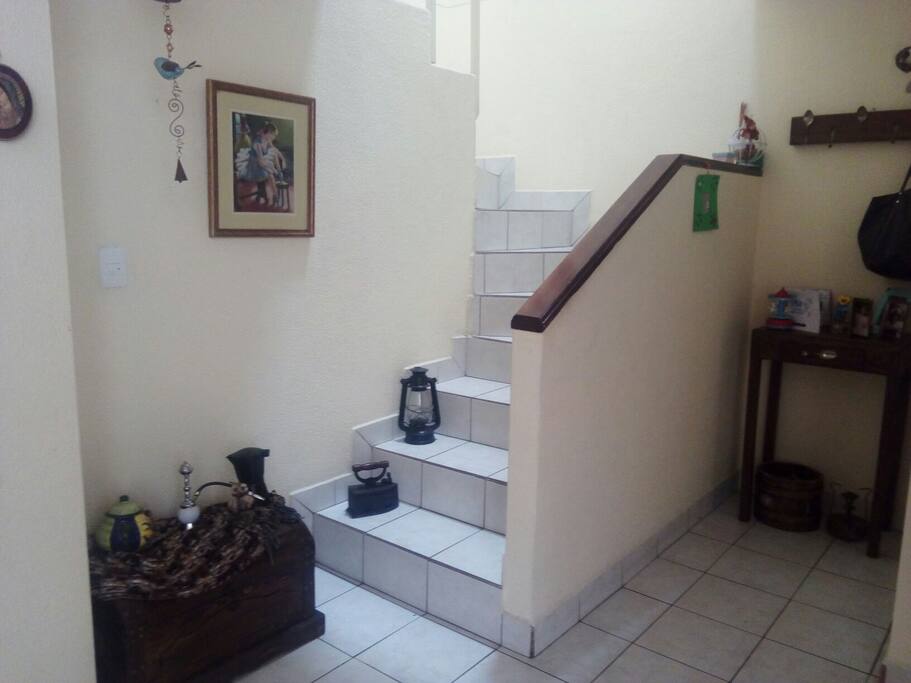 desde el ingreso a la casa, se ve el acceso a la segunta planta y al baño social