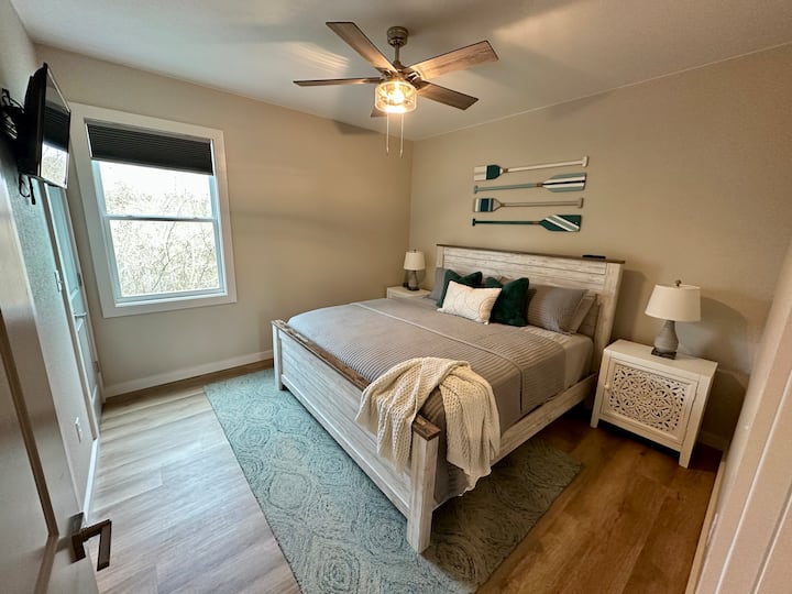 ห้องนอนใหญ่เตียงคิงไซส์ เครื่องเสียงทีวี (Hulu Live) ตู้เสื้อผ้าห้องน้ำส่วนตัว 