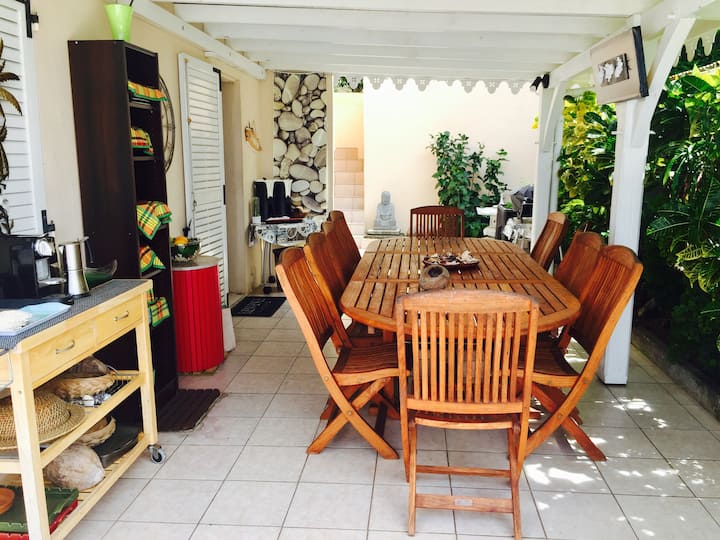 1 bedroom 10 min. walk to the beaches