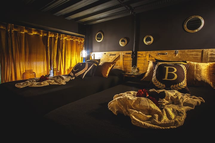 ห้องนอนชั้นบนพร้อมฟูกนอน 2 เตียงขนาด 110 * 200 และผ้าม่าน