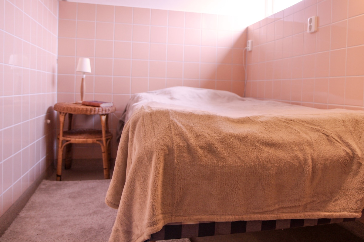 U stražnjem dijelu nalazi se maleni prostor s krevetom za konje širine 105 cm i foteljom s udobnim tepisima ispod kojeg se nalaze udobni tepisi.