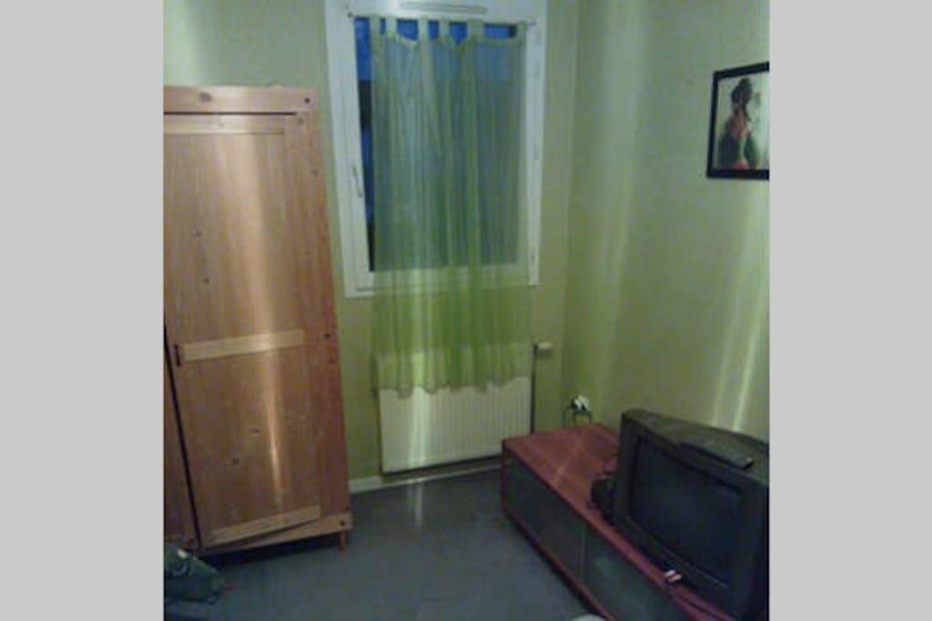 Chambre de 12m² , exposée au sud. Avec bureau.