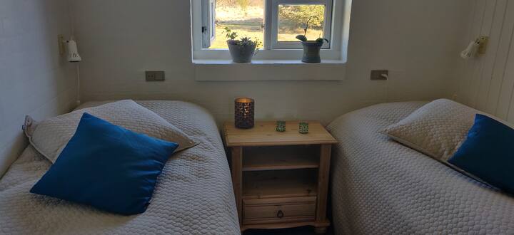 غرفة في طابق غرفة المعيشة. 
مع سريرين مفردين
80 + 200 سم