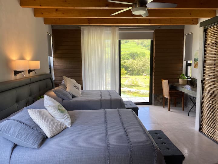 ห้องนอน 2 พร้อมตู้เสื้อผ้าโต๊ะทำงานห้องน้ำและระเบียง