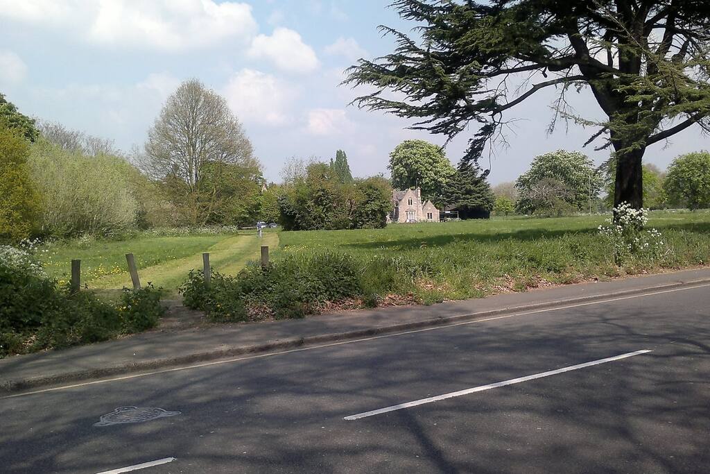 Surrounded by vast green spaces and Thames with a countryside feel yet close to busy Central London