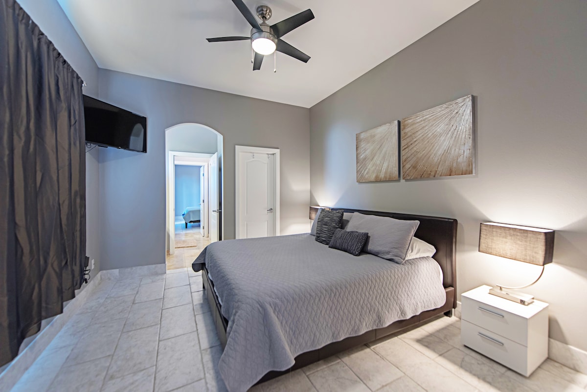 เตียง #3 เตียงคิงไซส์ - เตียงคู่ในตู้เสื้อผ้า