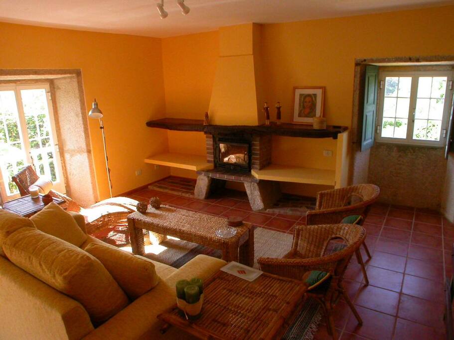 Salón con chimenea