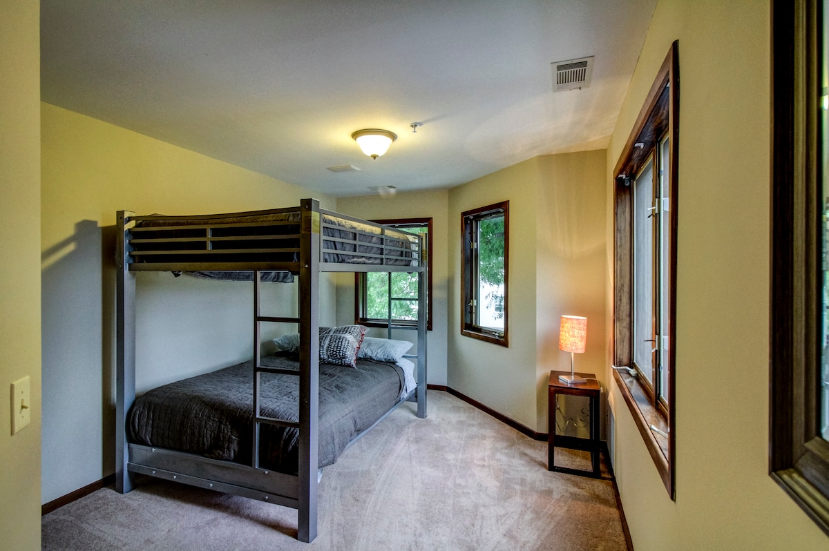 إحدى غرفتي نوم جاك وجيل.  مراتب كاملة الحجم في كل من السرير العلوي والسفلي.  الكثير من الضوء في غرفة النوم هذه! تقع في الطابق الرئيسي.