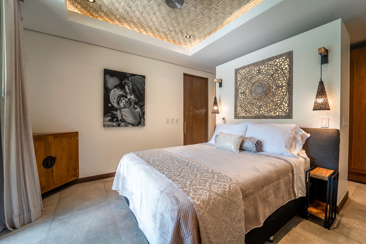 Მეორე საძინებელი 152 × 203 სმ ზომის საწოლით