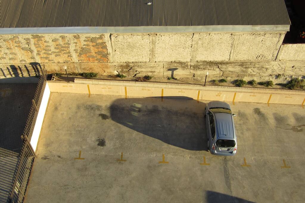Estacionamiento dentro del condominio numerado.