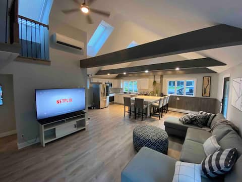 Modern Lake House with Pool plus 2 Cabin Suites