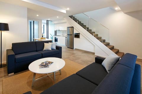 Large Three Bedroom Apt with Balcony + Kitchen