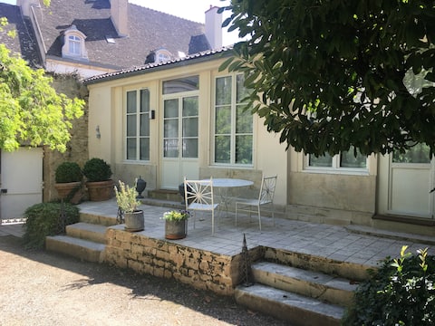 Propriété Airbnb réussie: "CHAMP D'OISEAUX" house in a garden in town à Beaune