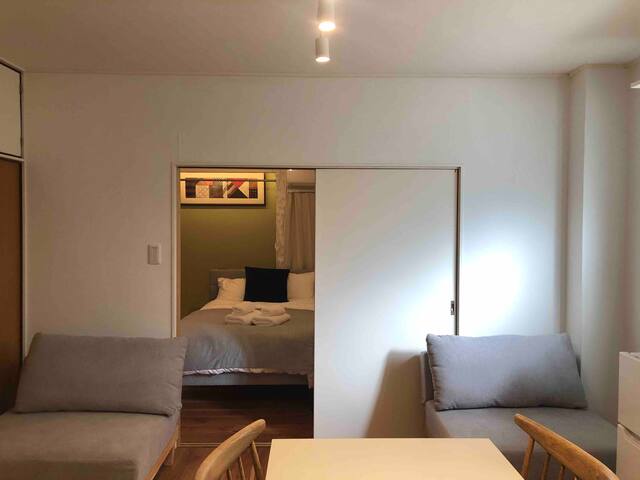 渋谷徒歩5分。駅近だけど夜は静かな１階の部屋。3 BED (w120cm)＋1SOFABED gallery image 4