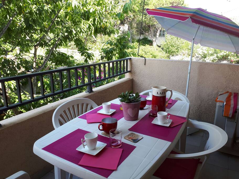 la terrasse principale, celle du salon, sans vis à vis et entourée de vegetation