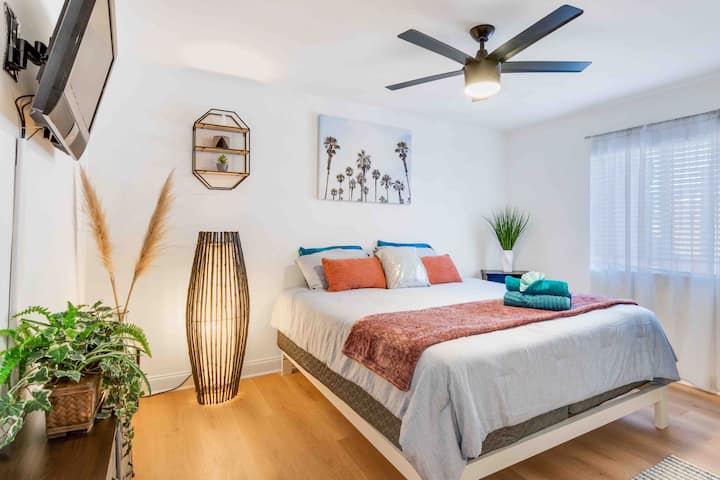 מיטת קינג נוחה בחדר השינה הראשי שלנו שיש בה גם טלוויזיה לכל תוכניות הסטרימינג האהובות עליכם. 