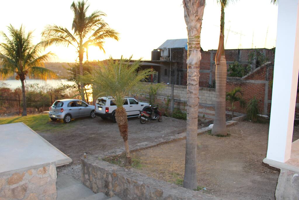 Linda vista al lago y atardeceres desde la casa
