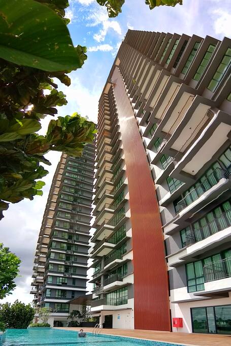 Swimming pool that facing to the river.
# worm view of waterfront residence.
