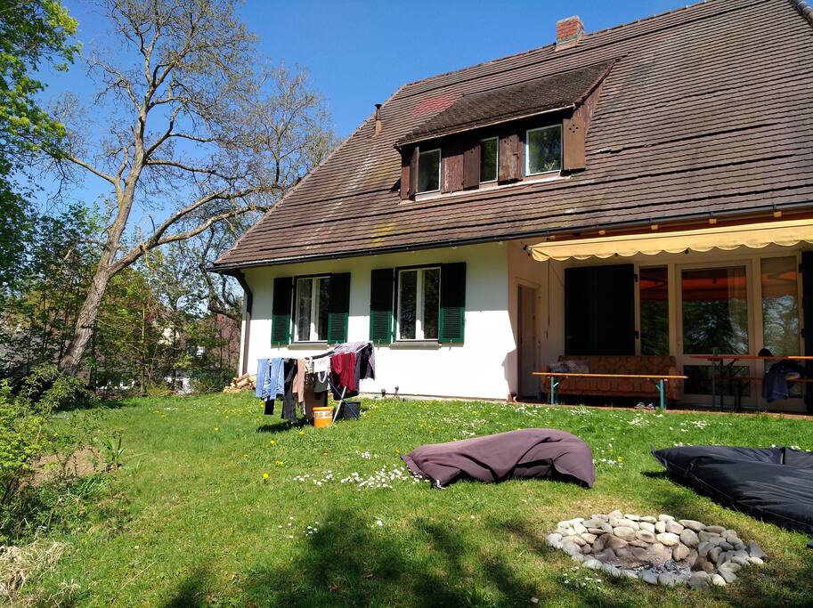 Die Lagerfeuerstelle ist jederzeit einsatzbereit, auch grillen im Garten ist problemfrei möglich. Gerne kannst du/ihr unsere Waschmaschine verwenden und entweder im Zimmer oder im Garten trocknen :)