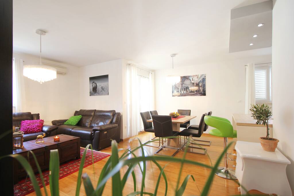 spacious living and dinning room