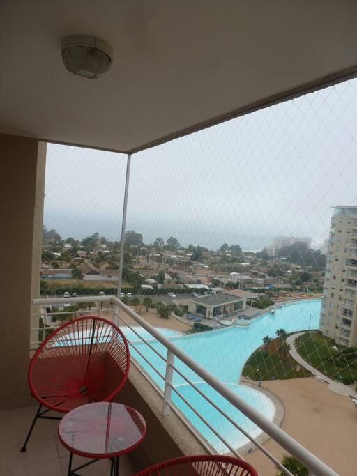 Terraza con vista a la Bahía de Algarrobo, playa y laguna navegable del condominio