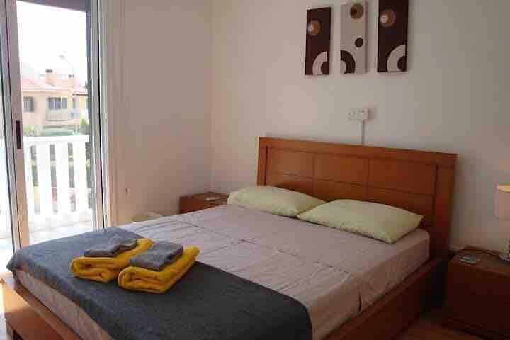 غرفة نوم رئيسية بإطلالة على حمام سباحة وحمام داخلي