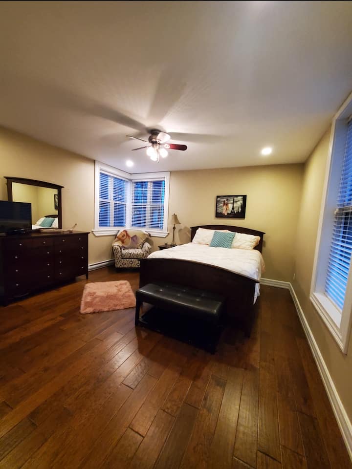 Მთავარი საძინებელი დიდი ზომის მატრასით, დამატებითი ბალიშებით, ლამპით, სამკითხველო სკამითა და ტელევიზორით, რომელსაც აქვს სააბაზანო.