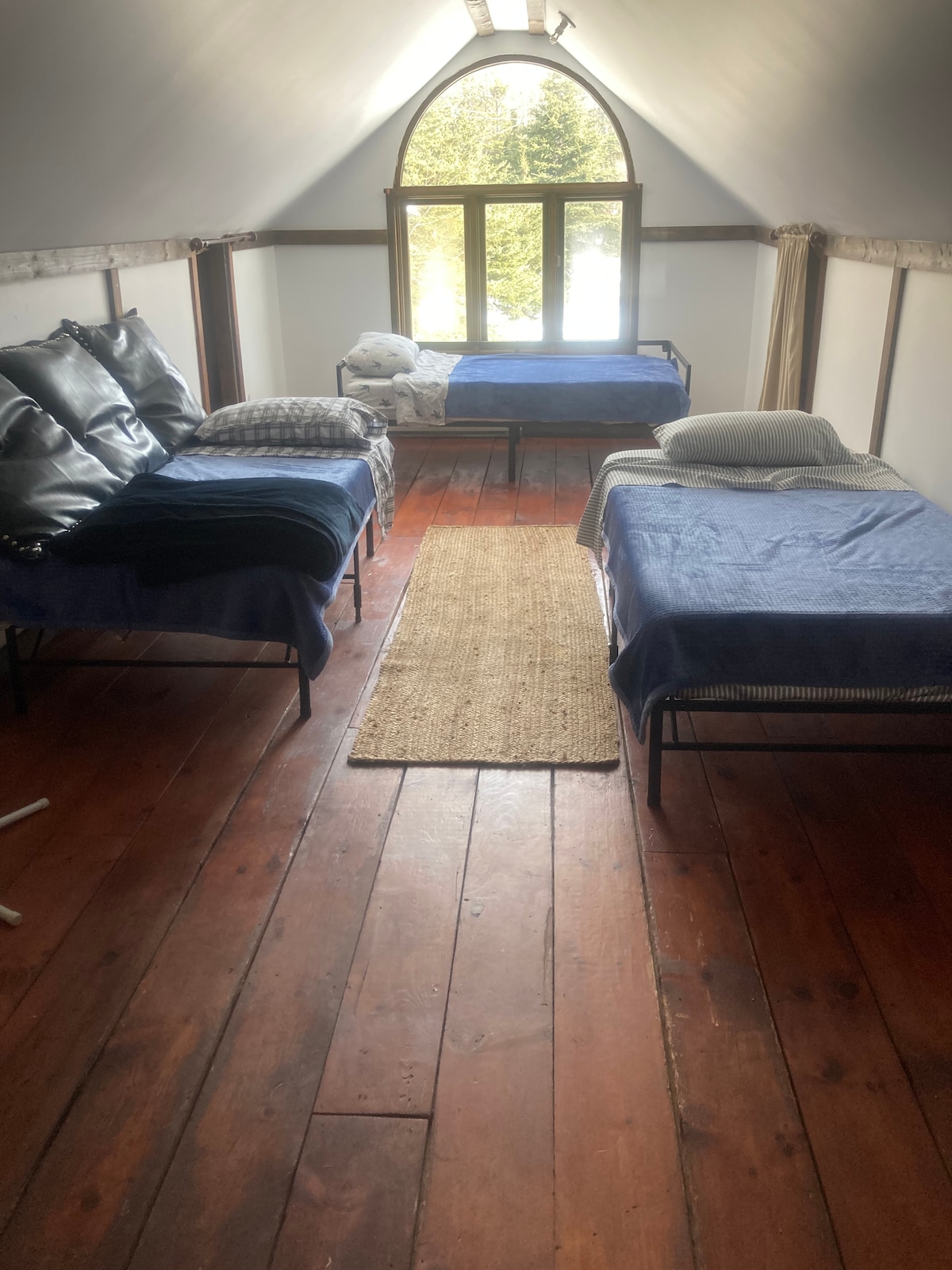 לופט עם 3 מיטות יחיד