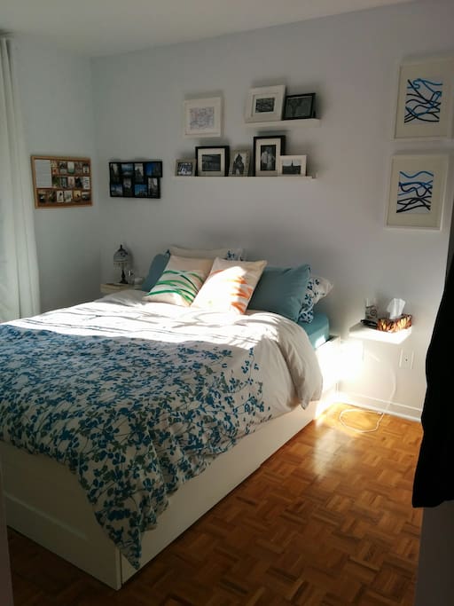 Master bedroom with queen sized bed.