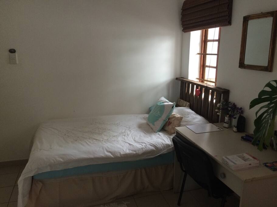 Side angle of the single bed