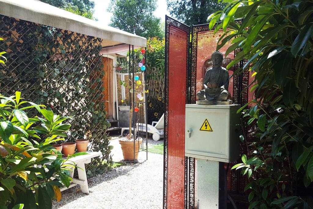 Entrance / Entrée