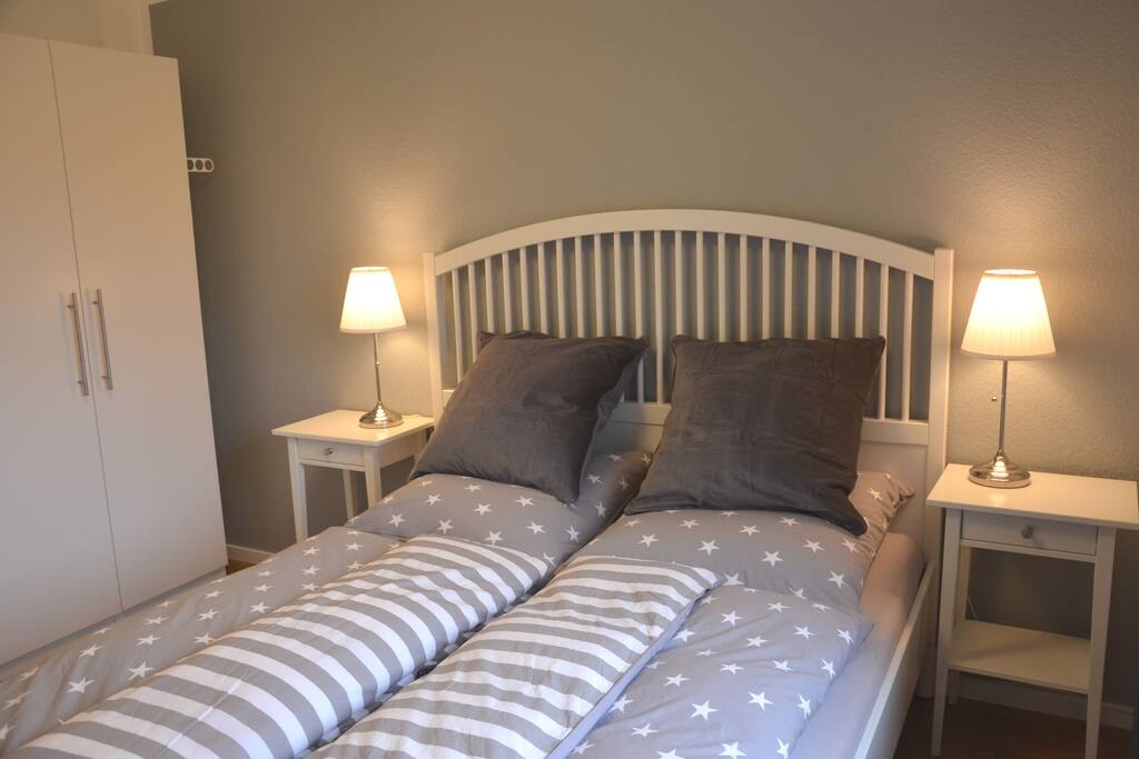 Schlafzimmer mit großem Doppelbett