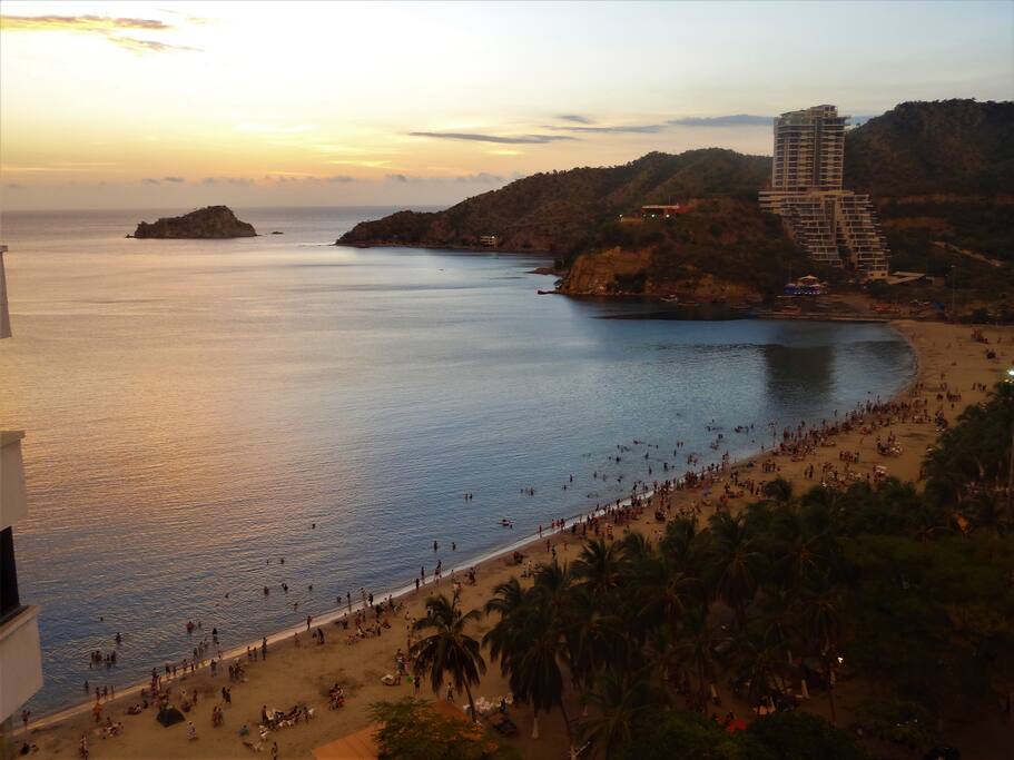 Vista de un romántico atardecer desde el apartamento. View of a romantic sunset from the apartment.