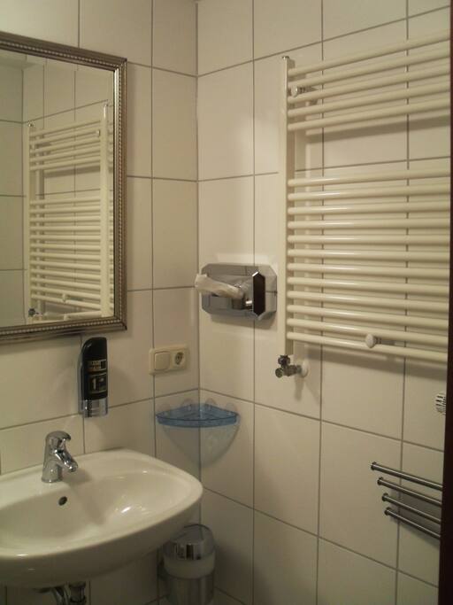 De Badkamers zijn modern, schoon en voorzien van de meeste basisbehoeften.