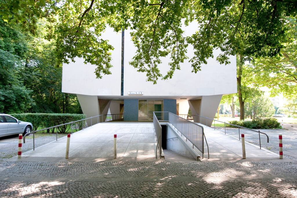 Das berühmte Haus steht auf Stelzen im Park des Tiergartens.