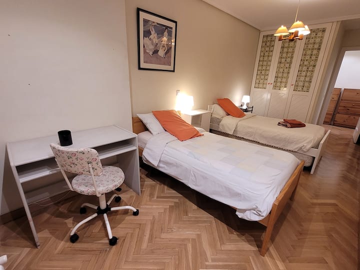 Chumba cha 2. Ina vitanda 3 vya sentimita 90