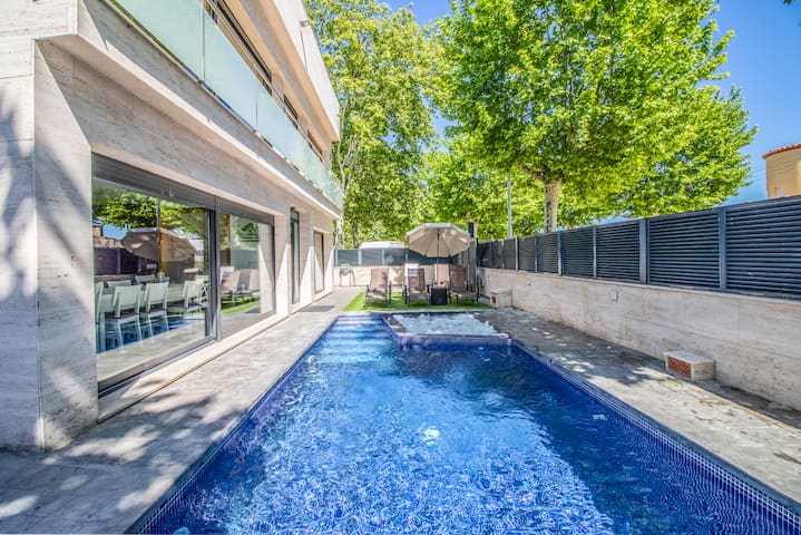 Villa de lujo. Piscina con jacuzzi.