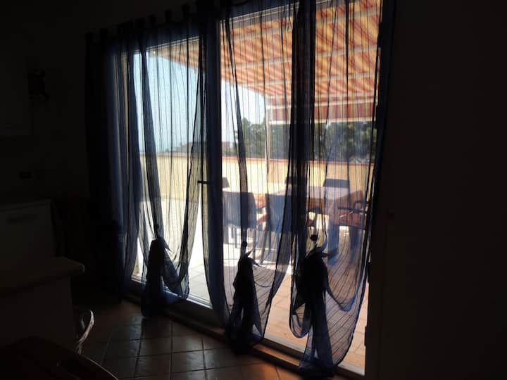 Vista dalla cucina/výhľad z kuchyne na terasu