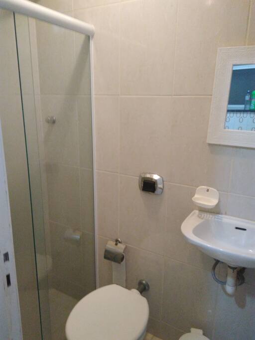 Banheiro que atende ao terceiro quarto