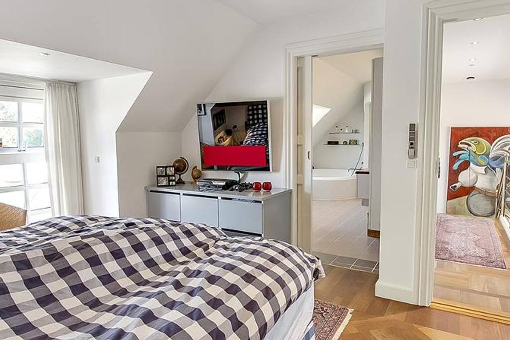 Soveværelse med kig til badeværelse.